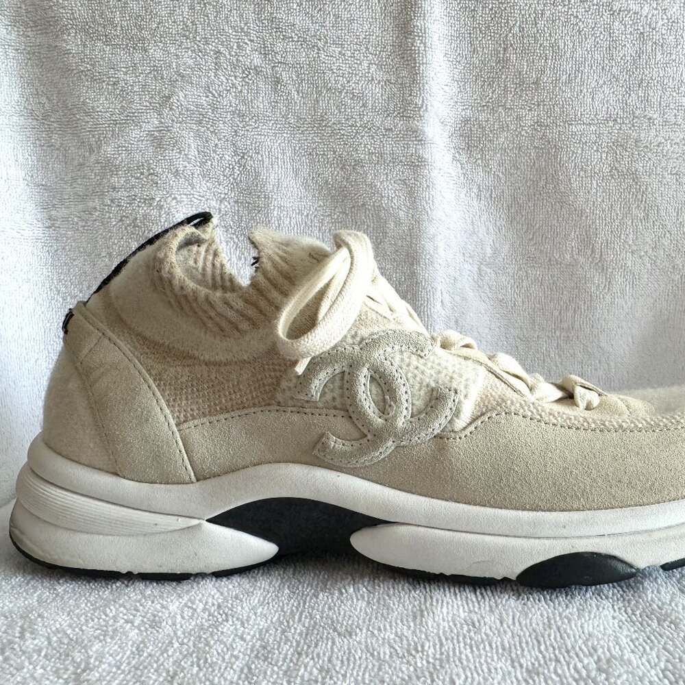CHANEL WOMEN’S CC LOW-TOP SNEAKERS SUEDE AND KNIT FABRIC 42